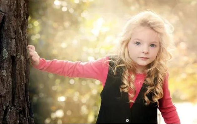 名字最后一个字是四声,第四声调的寓意好的字